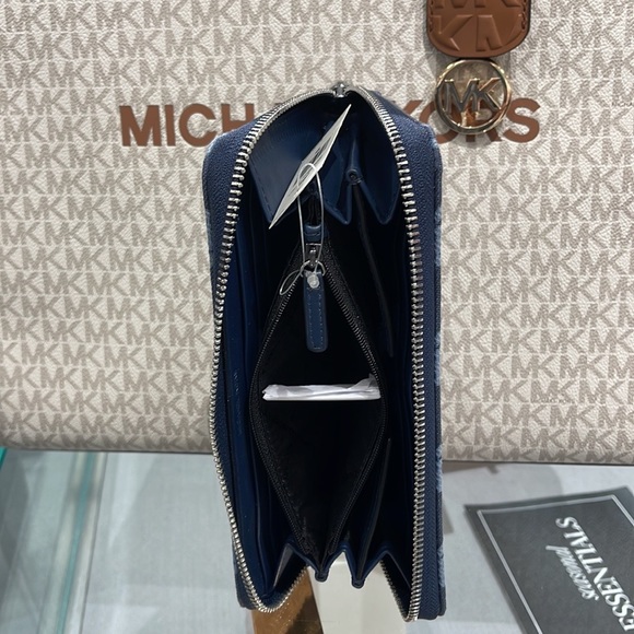 Michael Kors Men’s Women’s Cooper Tech Zip Around Continental Wallet
Navy Multi - Picture 12 of 16